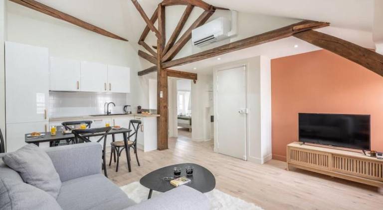 5Two BedroomsChamps ElyseesArc de TriompheAC — photo 2