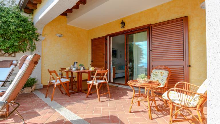 Holiday apartment with patio & yard | Water view — photo 5