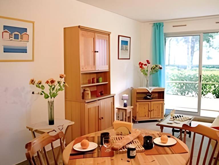 Serviced apartment with terrace & pool | Pet-friendly — photo 3