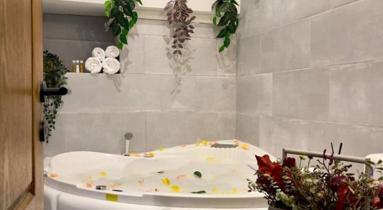 Holiday apartment with jacuzzi | Close to Palace of the Parliament — photo 5