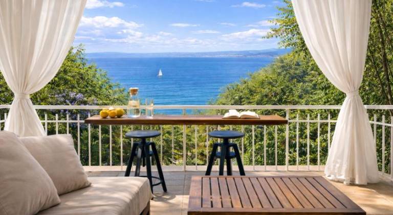 Grand Seaview Retreat - walk to the beach in Thessaloniki