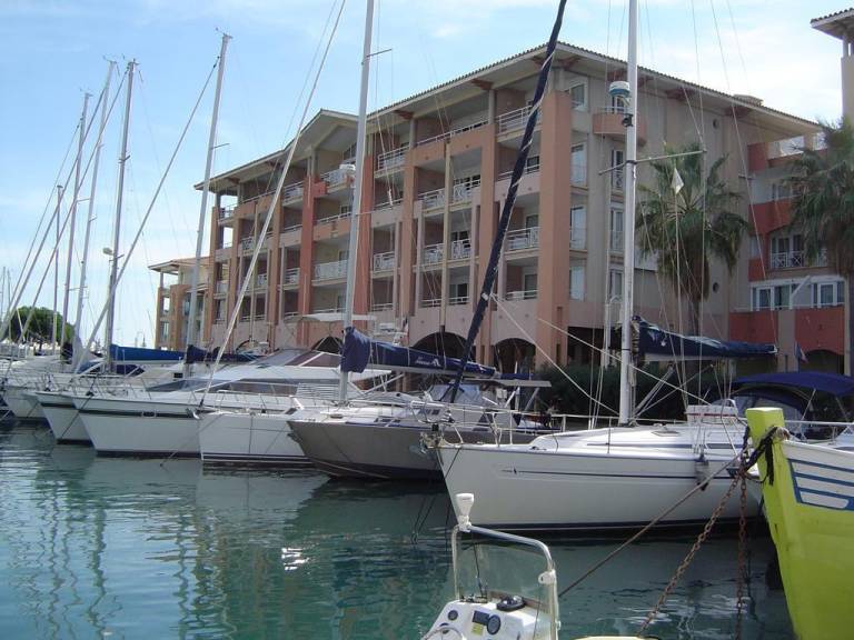 Holiday apartment with pool, terrace & garden in Fréjus