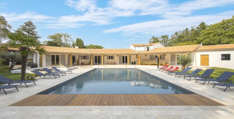 Large Villa with Private Pool, Balcony and Wi-Fi in Saint-Georges des Coteaux — photo 2