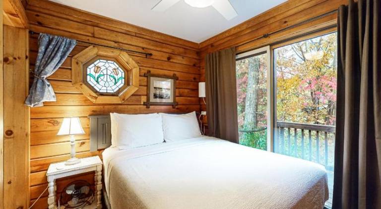 House with hot tub | Pet-friendly — photo 2