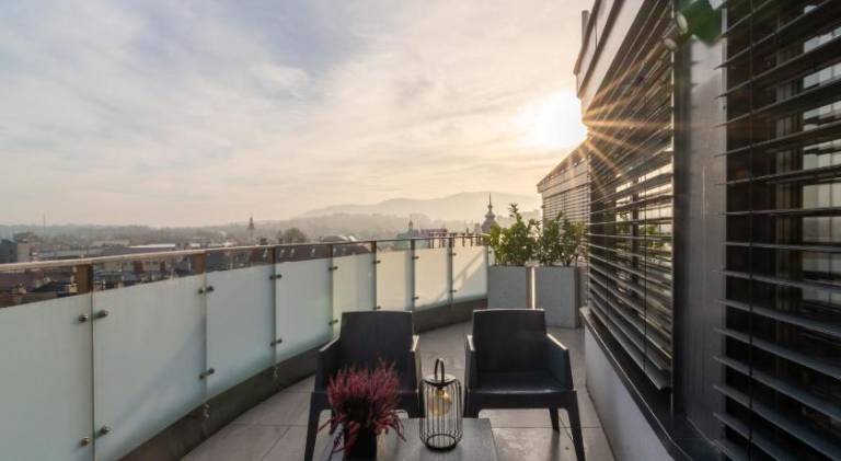 Serviced apartment with patio — photo 3