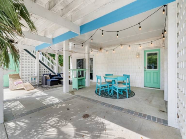 Atlantis Blue - Relaxing beach getaway home directly across the street — photo 3
