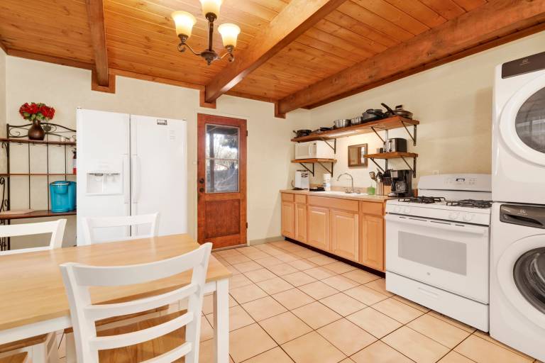 Aeroplane Gambrel Chalet- Adorable Airport Retreat Cottage — photo 5