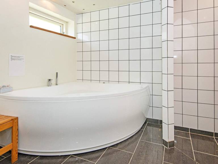 Vacation home with garden, hot tub & barbecue — photo 4