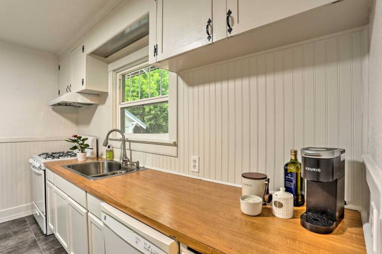 Pet-Friendly Baker City Escape w/ Private Yard! — photo 2