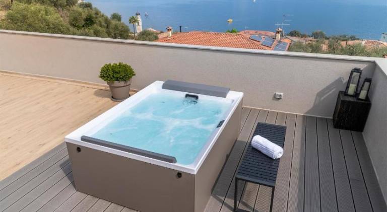 Serviced apartment with patio, pool & garden — photo 4