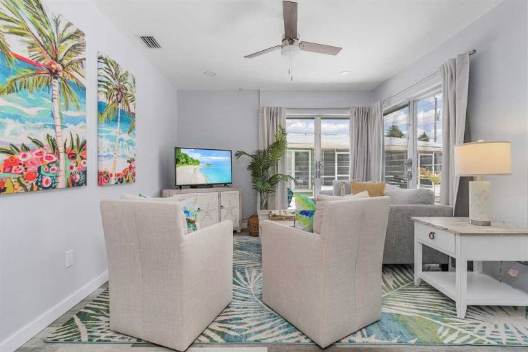 Lovely vacation home with grill, patio & heated pool | Close to the beach | Dogs allowed — photo 4