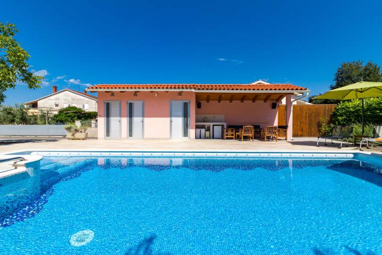 Rental apartment with terrace, private pool & barbecue | Pool view — photo 2