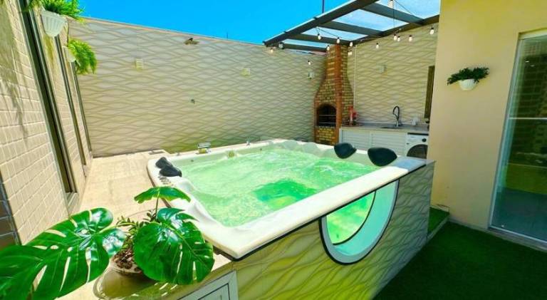 Apartment with pool & hot tub — photo 4