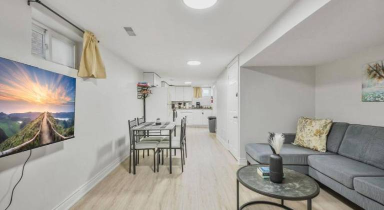 Comfy 2BR Apt near Beach and Downtown Free Parking in Oshawa, ON