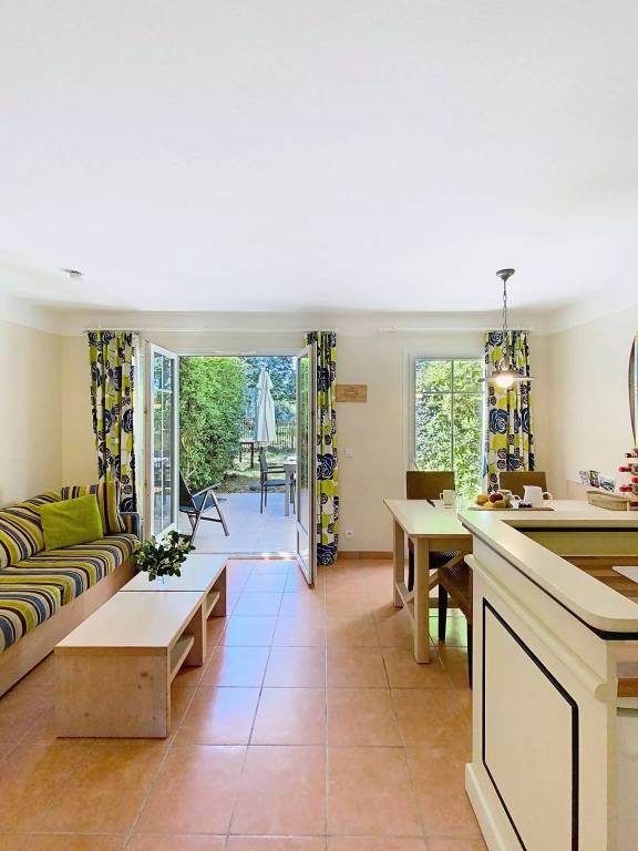 Vacation home with patio & private pool in Lacanau