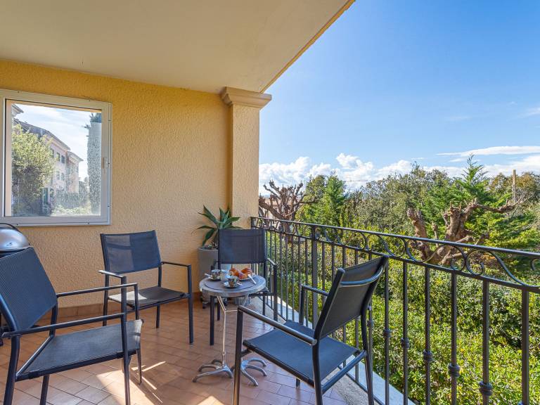 Holiday apartment with grill, patio & pool — photo 4
