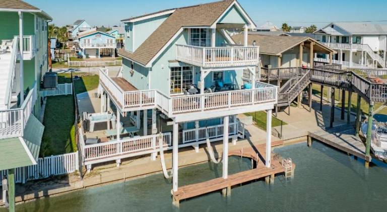 House with pool, BBQ & hot tub in Galveston, TX
