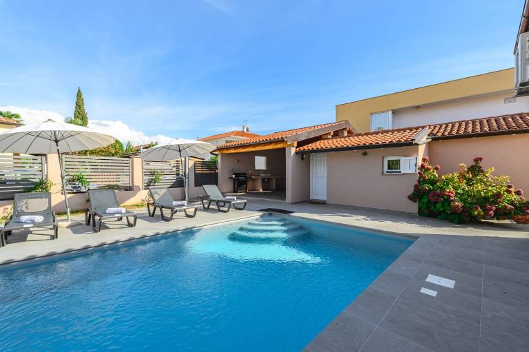 House with yard, private pool & terrace in Umag