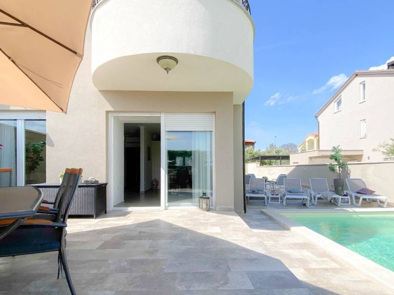 House with patio & private pool — photo 3