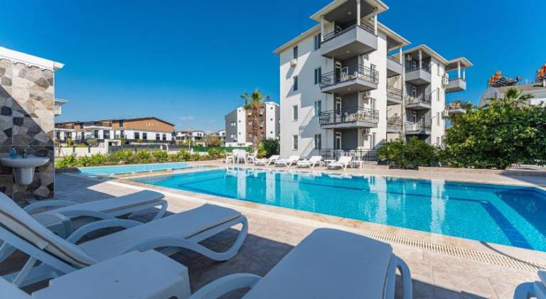 Holiday apartment with pool, garden & patio — photo 2