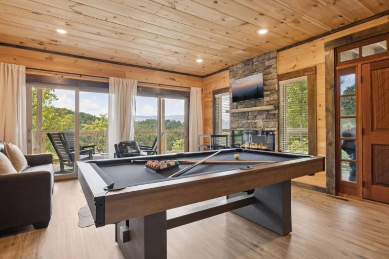 Cascades Escape – Luxury Cabin with Mountain Views, Game Room & Hot Tub — photo 5