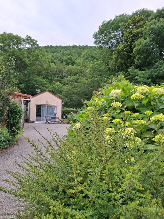 Studio Apartment 'Jardin Fleuri - Proche Foix' with Mountain View, Private Terrace and Wi-Fi in Foix