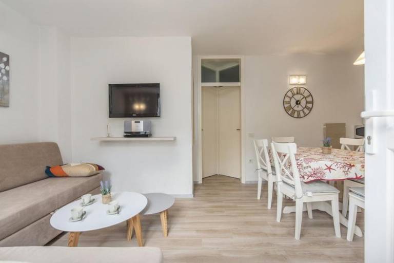 Fully equipped beautiful holiday apartment with terrace | Close to the beach | Pets allowed — photo 2