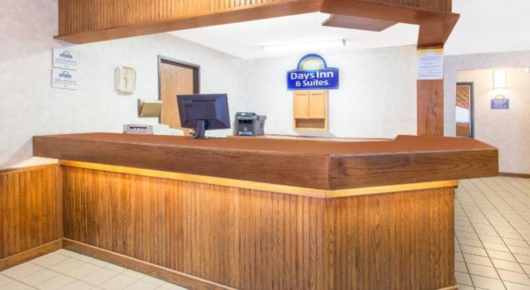Days Inn & Suites by Wyndham Davenport East — photo 3