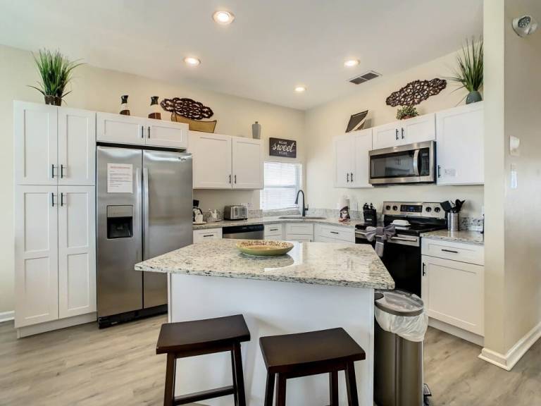Vacation home with hot tub, grill & private pool — photo 4