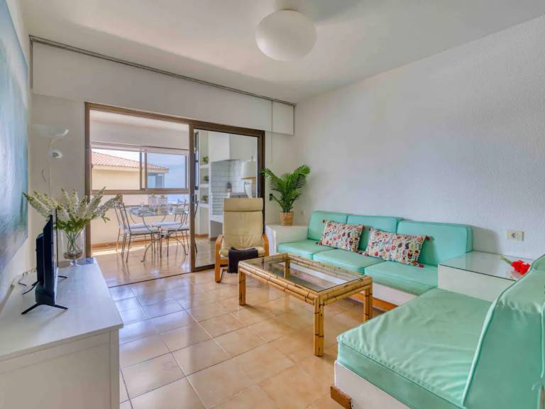 Vacation Apartment 'En La Playa 2 Dormitorios Y Piscina' with Sea View, Shared Pool and Wi-Fi — photo 4