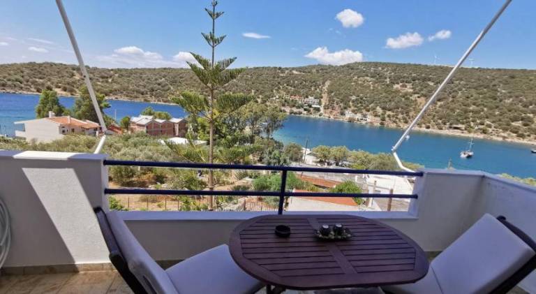 Apartment with patio in Kymi-Aliveri