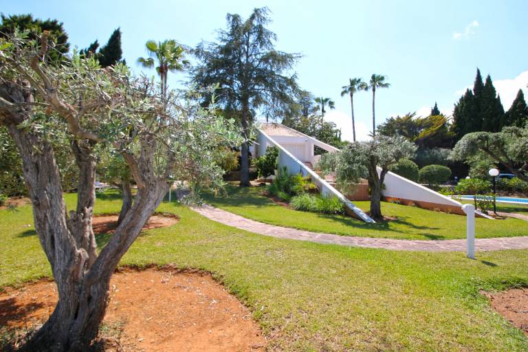 Villa with private pool, yard & grill — photo 4