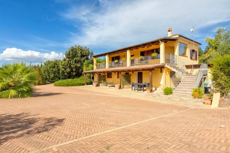 Apartment 'Villa Sorrentina - Suite Edera' with Private Terrace, Wi-Fi and Air Conditioning in Alghero