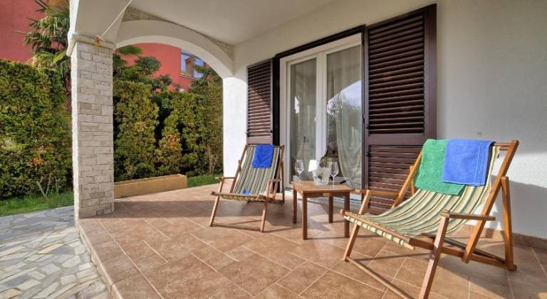 Holiday apartment with yard, patio & grill — photo 3
