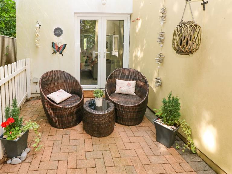 Family-oriented cottage with yard | Beach view | Pets allowed — photo 3
