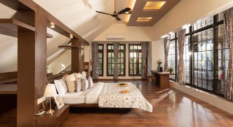 Villa with private pool, patio & yard — photo 3