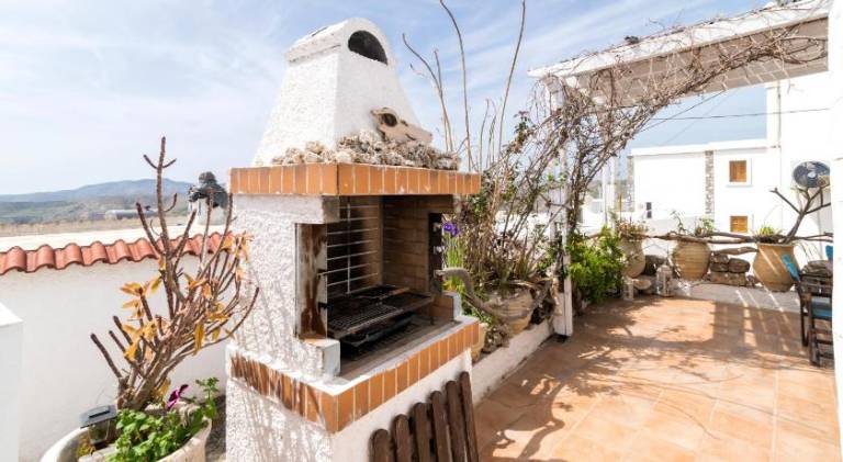 Vacation home with barbeque, patio & yard — photo 2