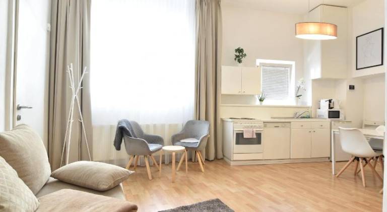 Holiday apartment | Close to Maria-Theresien-Straße | Perfect for remote work — photo 2