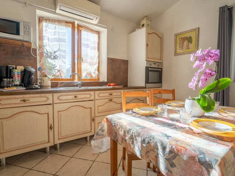 House with garden, BBQ & patio — photo 2