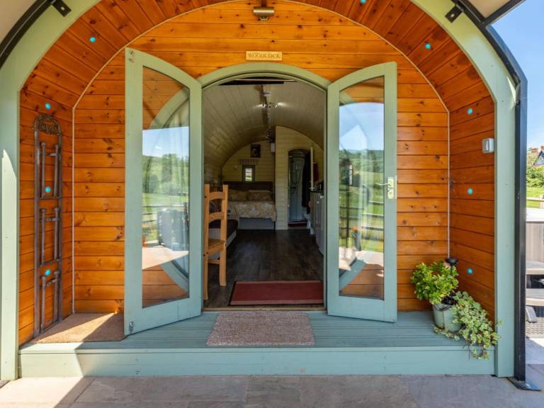 Camping suite with hot tub & garden | Water view — photo 5