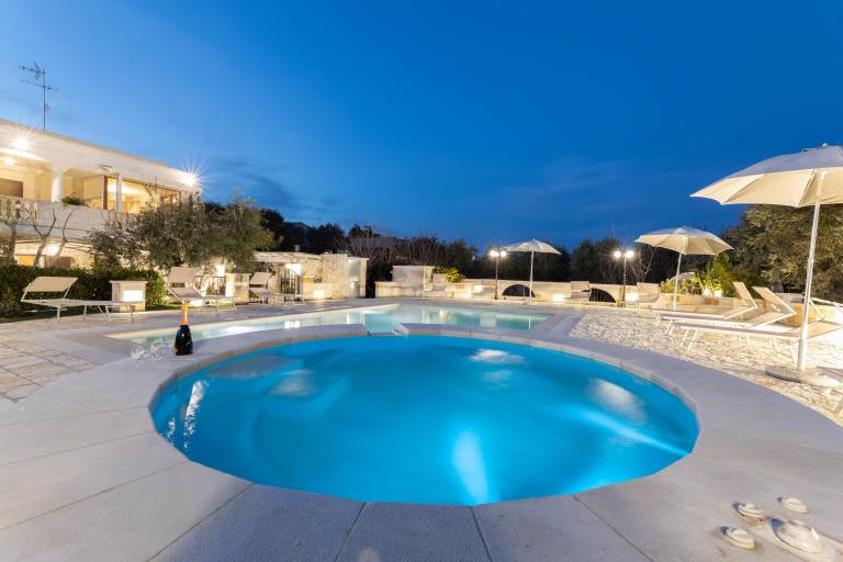 Apartment with pool, BBQ & yard — photo 4