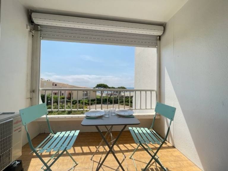 Beachfront studio cabin with air conditioning and private parking in Sète — photo 4