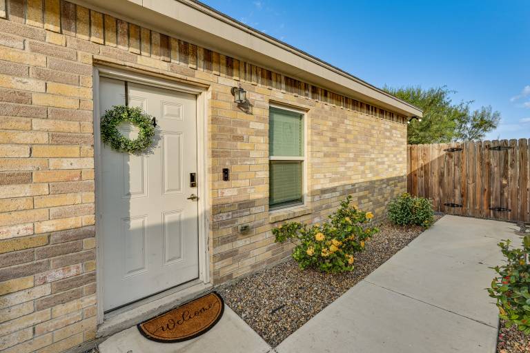 2 Mi to DHR Health: Commuter-Friendly Pharr Apt — photo 2