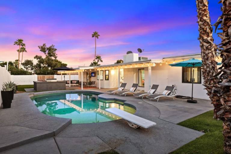 Vacation home with BBQ & private pool | Mountain view — photo 2