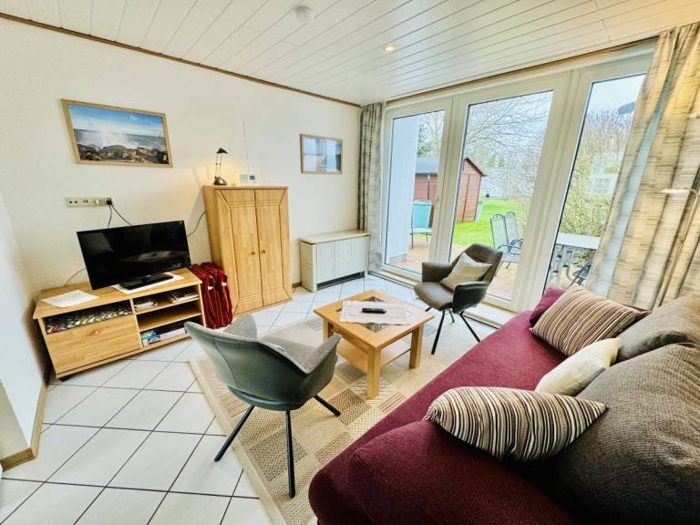 Vacation home with terrace & yard | Beach nearby | Pet-friendly — photo 3