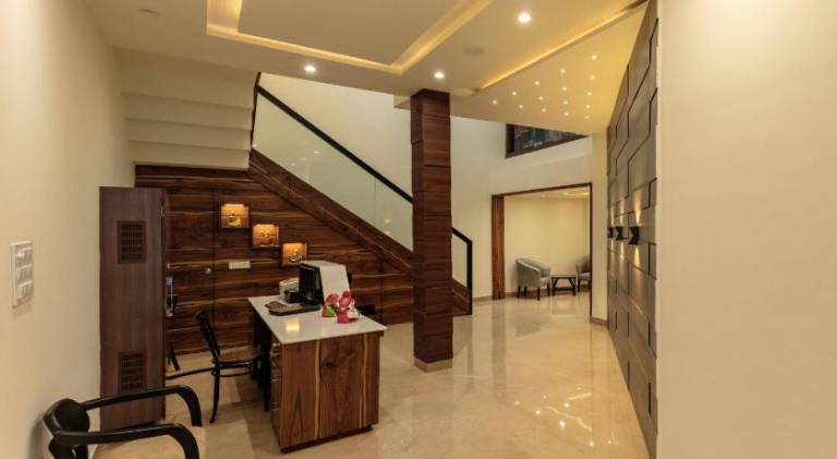 De Manora Homes - Unpretentious hotel with a garden, posh area Ranjit Avenue — photo 2