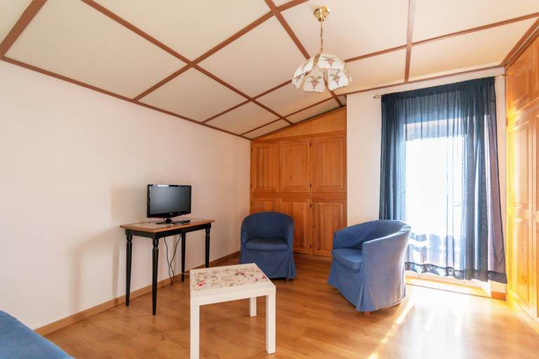 Holiday apartment with yard & patio — photo 3