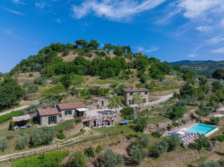 Family-friendly big villa with terrace, grill & private pool | Pets are welcome in Cortona