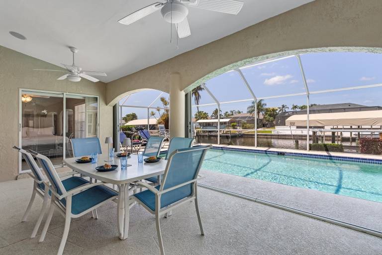 Vacation home with BBQ & private pool | Water view — photo 5