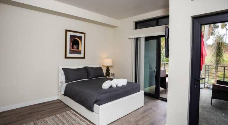 Studio with Large Balcony San Diego Gateway